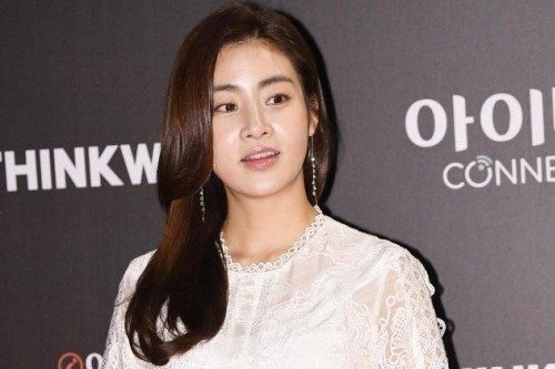 Tình cũ Hyun Bin tuyên bố lên xe hoa với bạn trai ngoài ngành