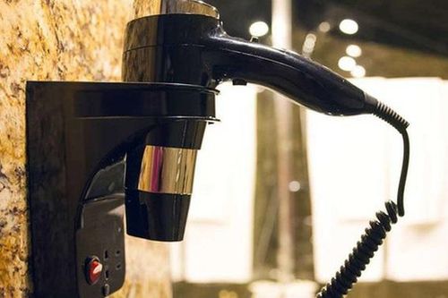Máy sấy tóc 'giết người không dao', lấy mạng cả nhà vì thói quen chị em nào cũng mắc