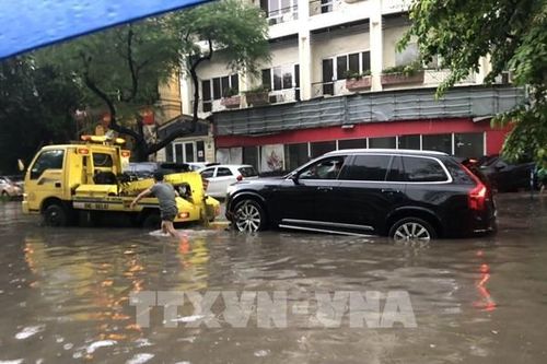 Kinh nghiệm lái xe qua đoạn đường ngập nước không thể bỏ qua