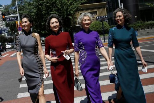 Bộ tứ cụ bà diện đồ sườn xám catwalk giữa đường phố Bắc Kinh gây bão mạng xã hội