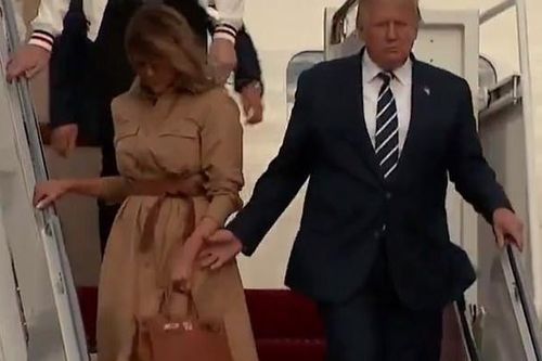 Bà Melania liên tục gạt tay chồng