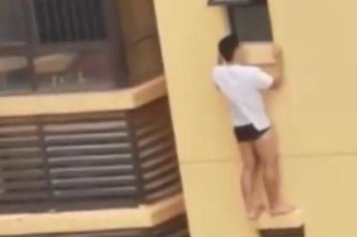 Mặc quần lót đứng ngoài mép cửa sổ, người đàn ông rơi xuống tử vong