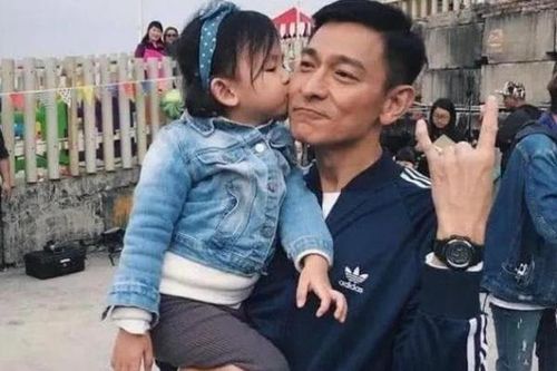 1 tuổi đã sở hữu biệt thự 660 tỷ, máy bay riêng nhưng cô bé này 'thua' con nhà nghèo