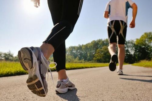 Người bị đau thần kinh tọa có nên đi bộ hay không?