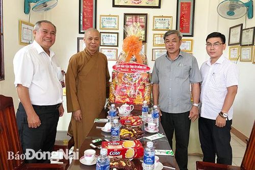 Ban Dân vận Tỉnh ủy thăm và chúc mừng mùa An cư kiết hạ 2020