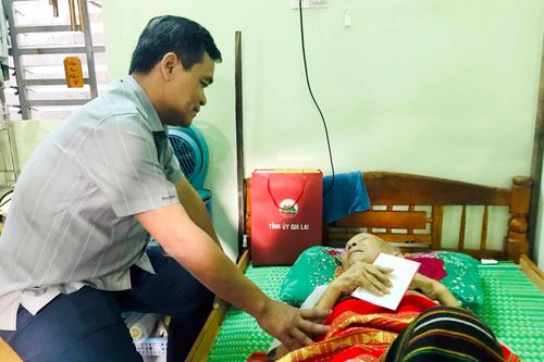 Bí thư Tỉnh ủy Hồ Văn Niên thăm, tặng quà cán bộ lão thành cách mạng tại Ayun Pa