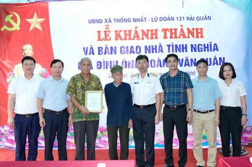 Bàn giao nhà tình nghĩa cho gia đình chính sách tại xã Thống Nhất