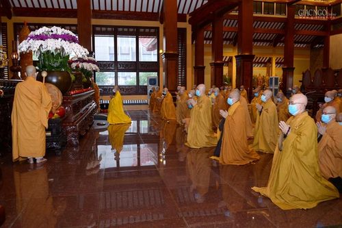 Chư Tăng thính giới, bố-tát tại Việt Nam Quốc Tự