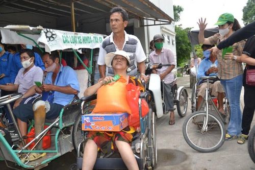 Các đơn vị tặng quà, thẻ bảo hiểm, hỗ trợ cho học sinh