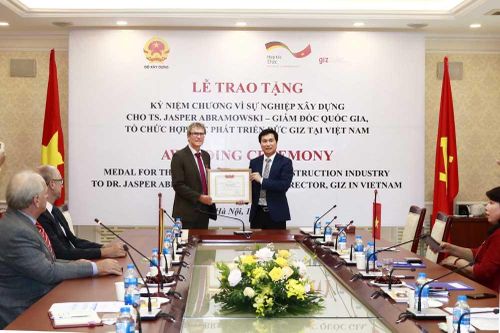 Tặng Kỷ niệm chương Vì sự nghiệp xây dựng cho Giám đốc Quốc gia Tổ chức hợp tác phát triển Đức tại Việt Nam