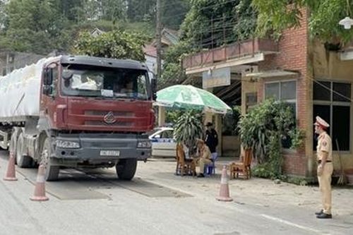 Tập trung xử lý nghiêm tình trạng xe chở quá tải