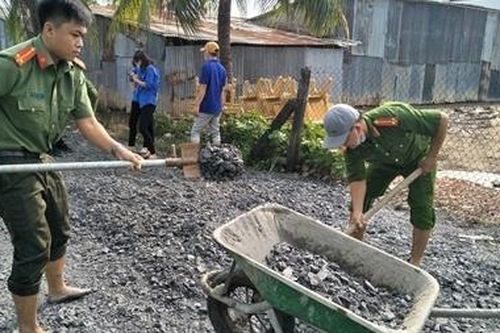 Công an huyện Gò Công Đông dặm vá đường nông thôn, phục vụ nhân dân