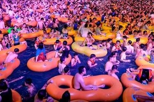 Công viên nước đông kín người ở tâm dịch COVID-19 một thời