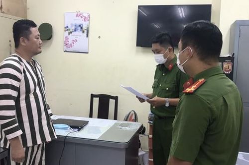 Bắt Giám đốc công ty sản xuất găng tay y tế giả số lượng lớn