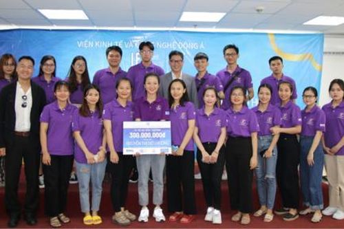 Nữ sinh mồ côi cha mẹ được tặng học bổng toàn phần