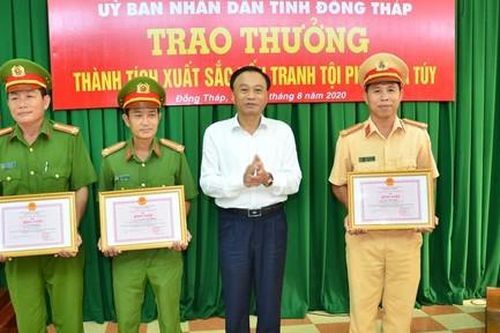 Thưởng nóng Công an huyện xuất sắc bắt vụ vận chuyển hơn 45kg ma túy