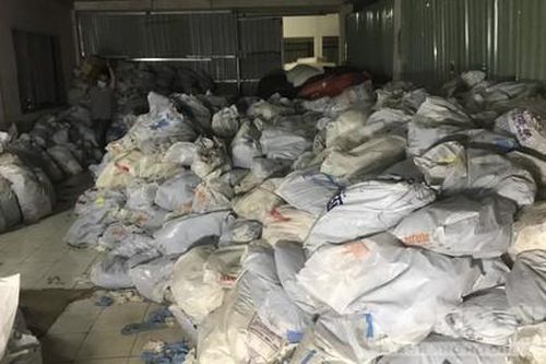 TPHCM: Phá đường dây sản xuất găng tay y tế 'bẩn' siêu khủng