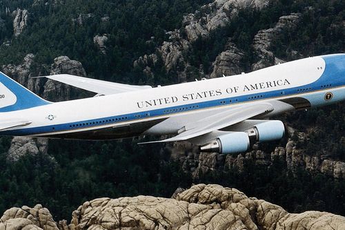 Chuyên cơ chở ông Trump suýt đâm phải máy bay không người lái