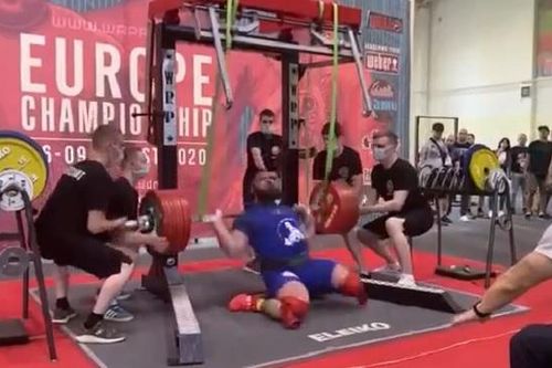 Tập squat quá nặng, vận động viên bục đầu gối, nứt toác gân cơ