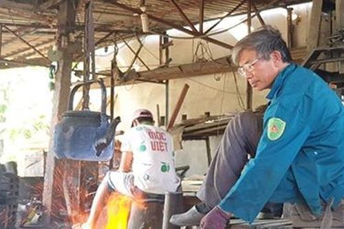 Làng rèn cổ vẫn vang tiếng bên sông