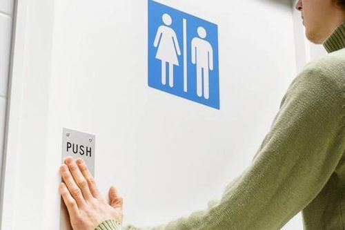 Vào toilet ở nơi công cộng cũng có nguy cơ nhiễm COVID-19, nên làm thế nào đây?