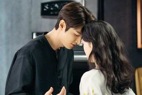 Thêm bằng chứng Lee Min Ho và Kim Go Eun dùng đồ đôi: Đã đến lúc công khai chuyện hẹn hò?