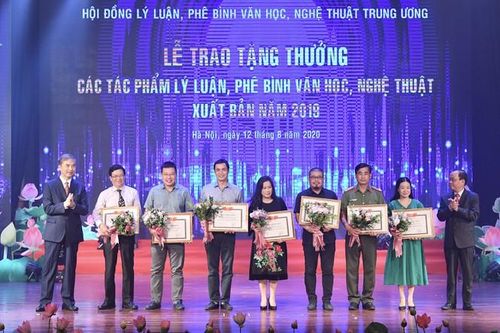 Lý luận, phê bình văn học nghệ thuật trẻ: Thiếu lực lượng chuyên nghiệp