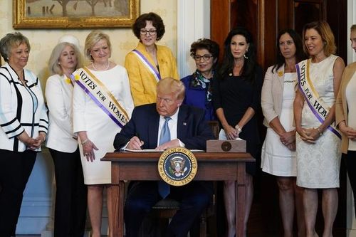 Đến dự sự kiện về quyền phụ nữ, ông Trump tiếp tục công kích bà Obama