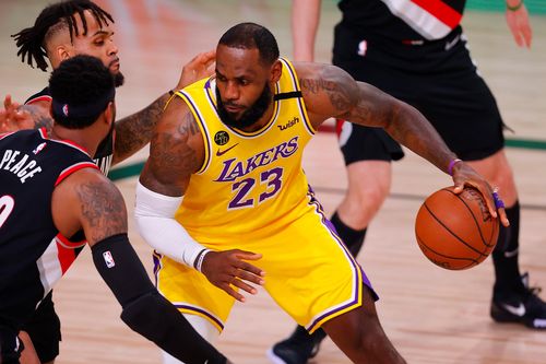 LeBron James xoay người loại 4 cầu thủ phòng ngự