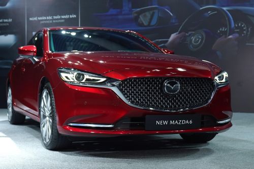 Doanh số của Toyota Camry bỏ xa Mazda6 mới