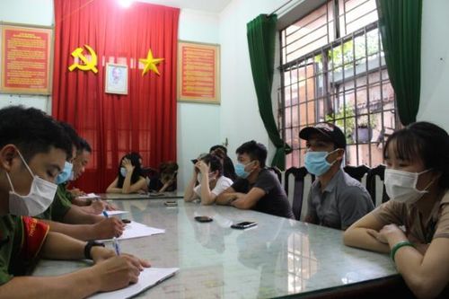 Phạt 14 người hát karaoke giữa dịch