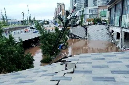 Hố khổng lồ 'nuốt chửng' hàng chục xe cộ ở Trung Quốc