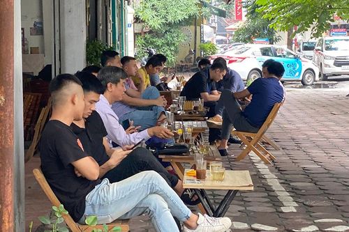 Giãn cách chỗ ngồi tại quán ăn, cà phê: Nơi làm nghiêm túc, nơi lơ là, chủ quan
