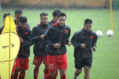 U22 Việt Nam đội mưa tập luyện