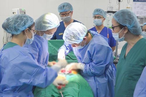Hy hữu giữ thai nhi năm tuần trong bụng dù sản phụ đã vỡ tử cung
