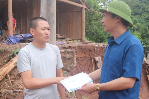 Hỗ trợ nhân dân Nậm Nhừ khắc phục hậu quả lũ quét