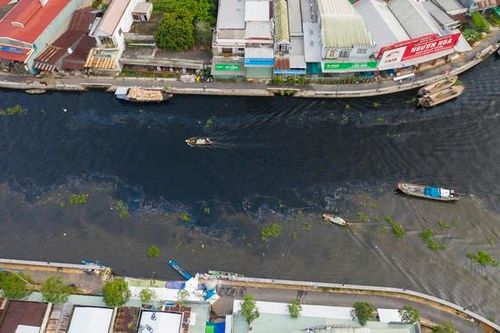 Dòng nước đen trên sông Cái Lớn là do rơm rạ phân hủy