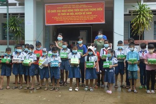 Công an Sóc Trăng tiếp sức học trò vùng sâu