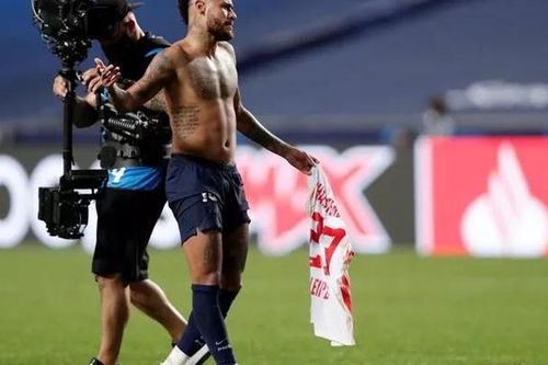 Neymar 'khôn ba năm dại một…phút!'