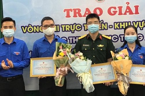 3 cán bộ Đoàn xuất sắc nhận giải tuần Cuộc thi Olympic Tiếng Anh
