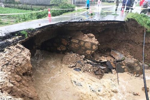Nhiều tuyến đường giao thông tuyến Tây Bắc bị ảnh hưởng do mưa lũ bị sạt lở