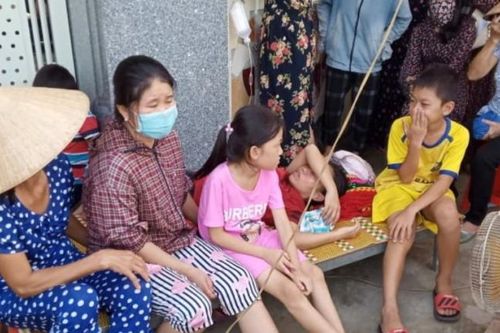 Bản tin pháp luật 8H: Ôm chăn, nằm khóc trước cửa nhà nguyên Phó trưởng công an huyện để 'đòi tiền'