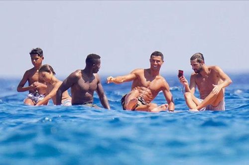 Ronaldo với hình ảnh 'lạ lẫm' ở Pháp