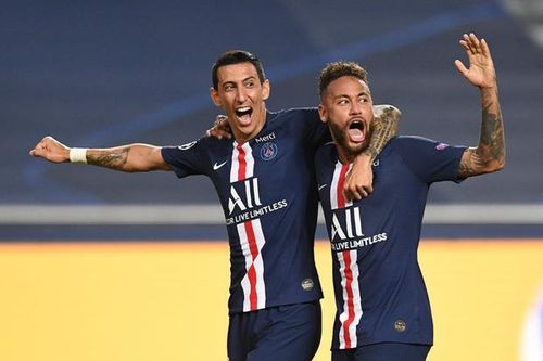 Neymar có pha 'tấu hài' trên sân bóng, anh cố lao vào dứt điểm nhưng không thành