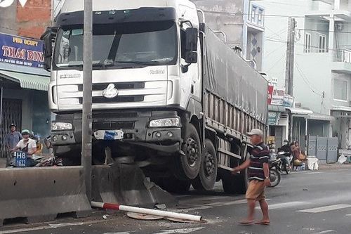 Tin giao thông sáng 19/8: Liên tiếp tai nạn xe tải, xe container, 2 người chết