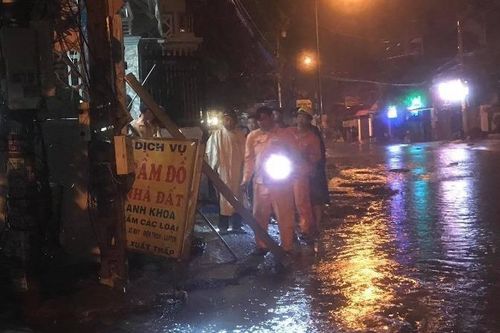 Một người phụ nữ tử vong nghi do dò điện giữa trời mưa