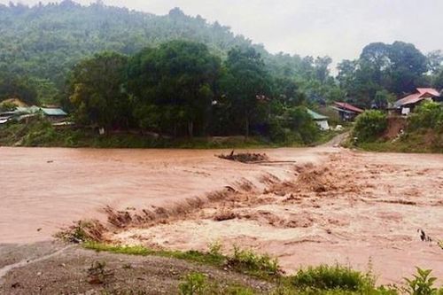 Mưa lũ khiến 6 người chết, hàng trăm nhà hư hỏng