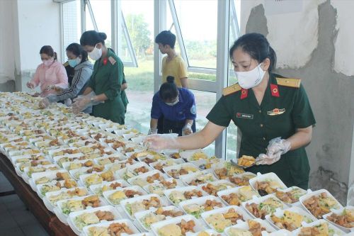 'Chị nuôi' ở tuyến đầu chống dịch