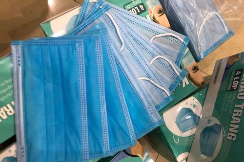 Ôm cục nợ vì khẩu trang xuống giá