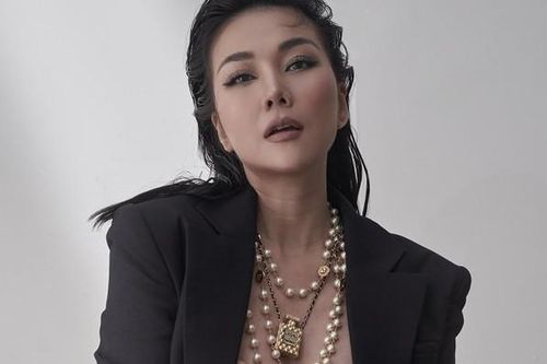 Thanh Hằng diện mốt không nội y, tay che ngực trần táo bạo